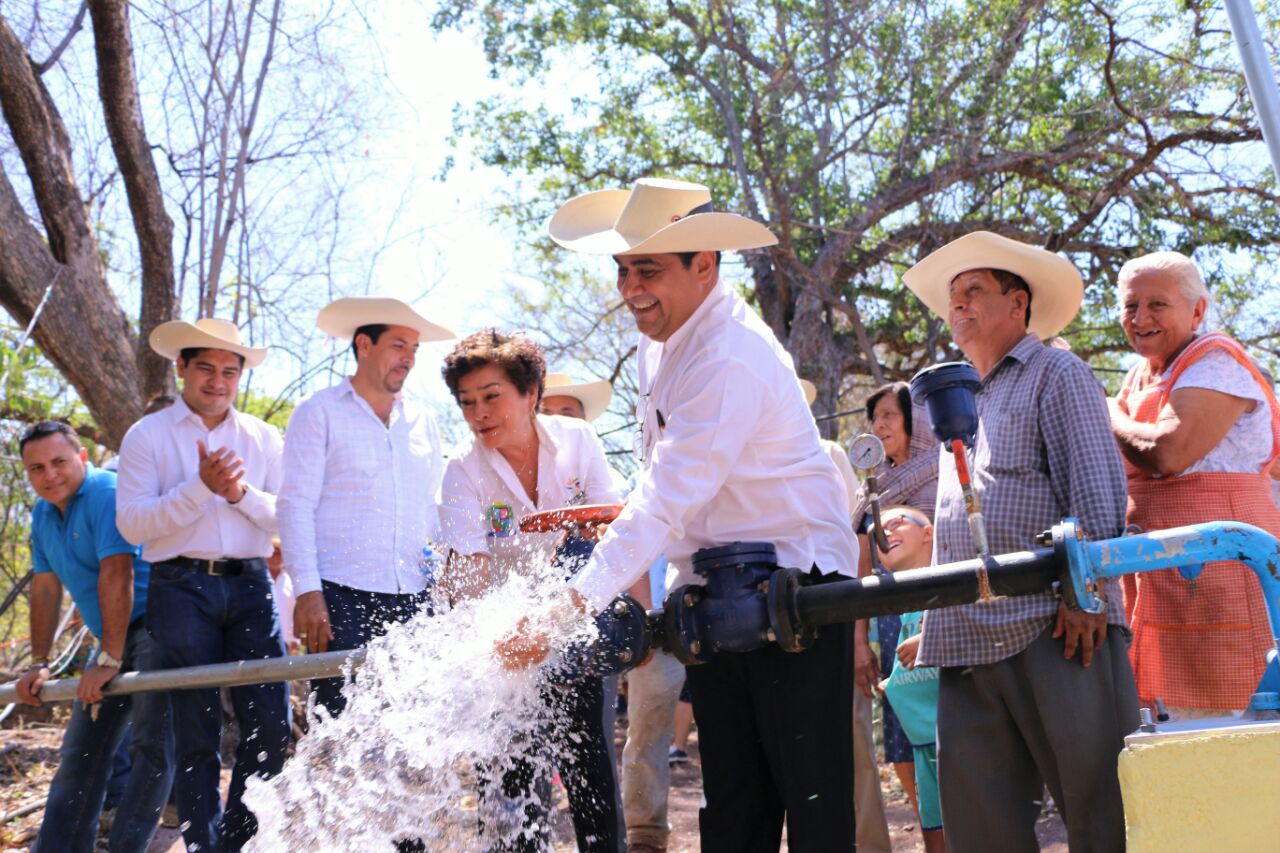 Dota Elías Ibarra del servicio de agua potable en la comunidad de ... - El Despertar